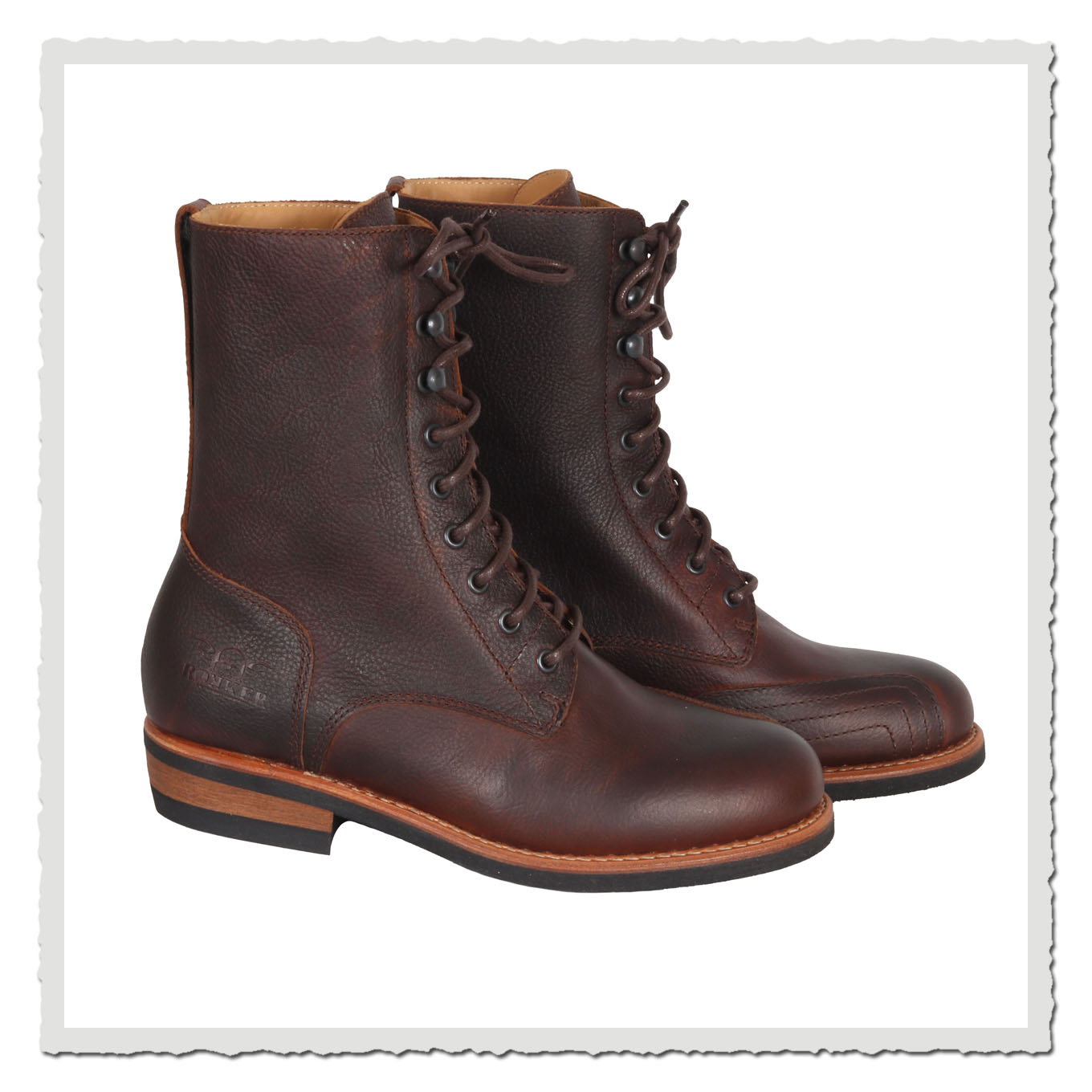 Zwei braune Lederstiefel mit Schnürung in seitlicher Ansicht, freigestellt vor hellem Hintergrund.